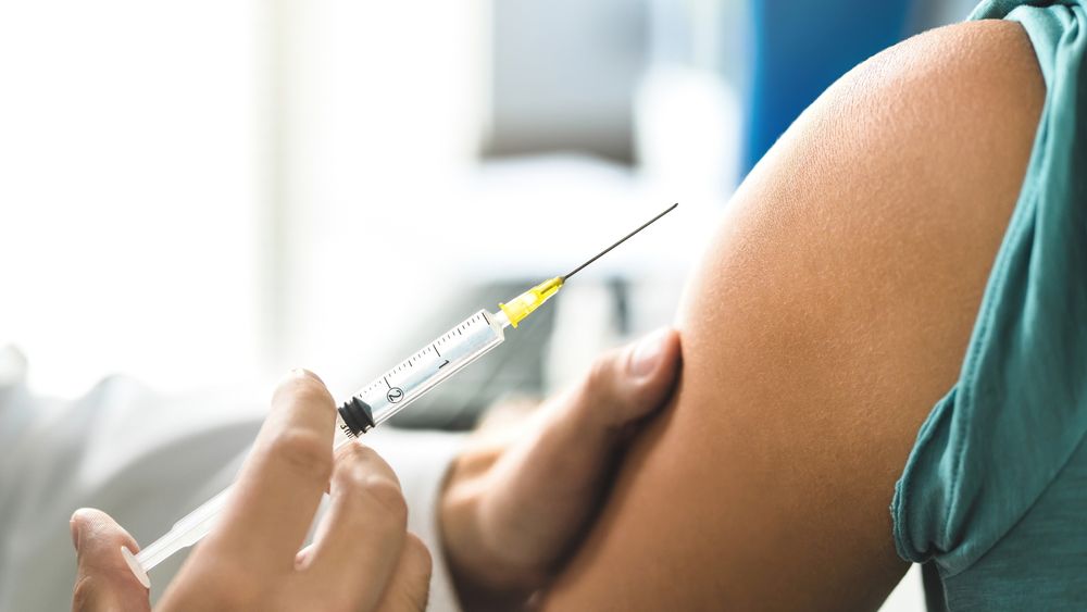 – Forskning viser ingen tegn på at genbaserte vaksiner har evne til å endre den vaksinertes arvestoff, sier immunolog og vaksineforsker ved Rikshospitalet, Tor Kristian Andersen.