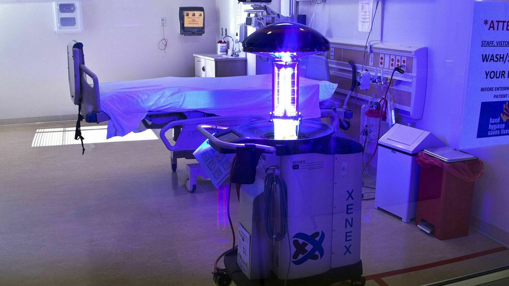 Under ebolaepidemien i 2014 utviklet det amerikanske selskapet Xenex en robot som kunne desinfisere sykehusrom. Roboten kan også brukes mot MERS, en slektning av Covid-19.