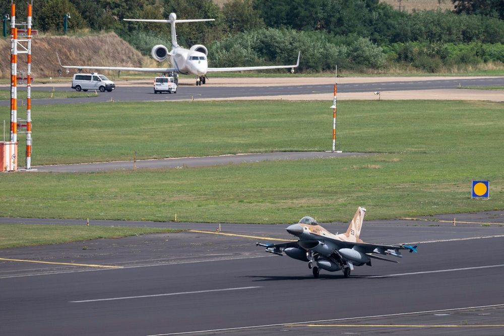 Israelsk F-16 lander på flybasen Nörvenich vest for Köln mandag.