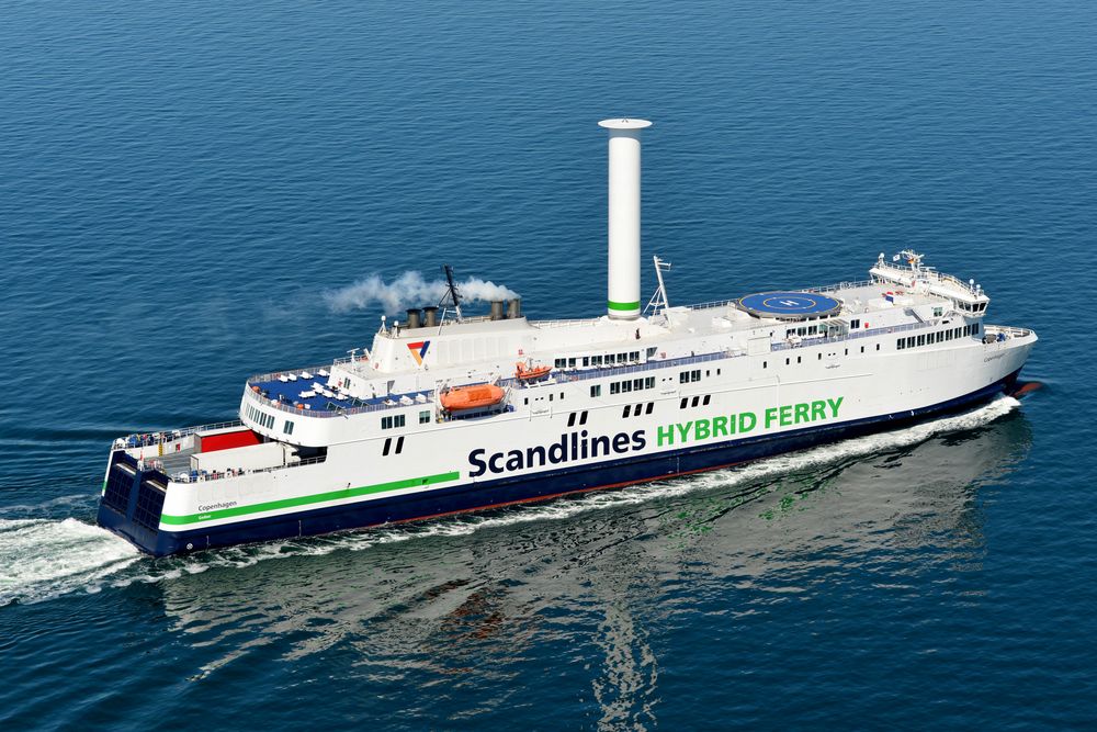 To måneder drift med rotorseil viser drivstoffbesparelse på 4-5 % for MV Copenhagen. Den er hybrid med en 1.5 MWh batteripakke fraCorvus.