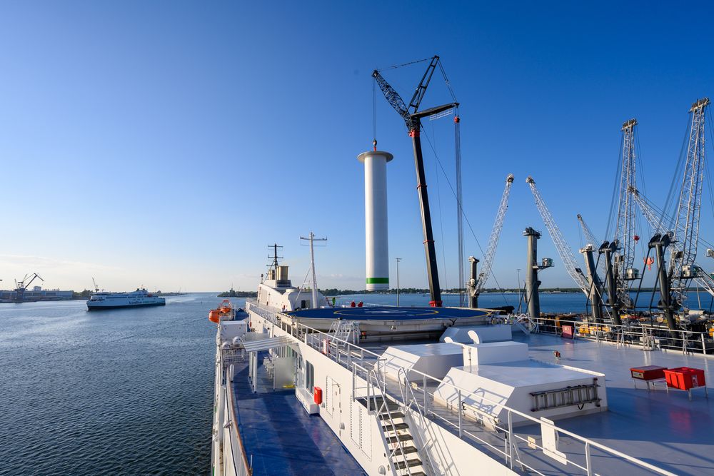 Rotorseilet løftes om bord på MV Copenhagen.