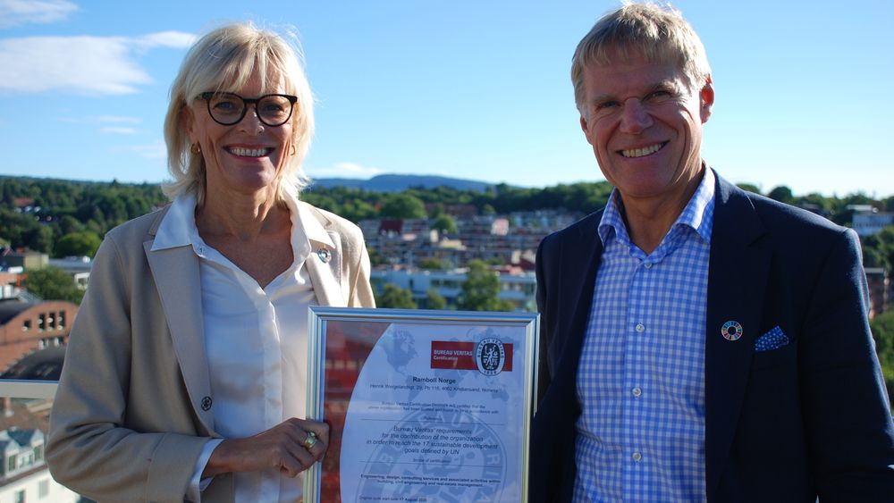 Vibeke Riis, direktør for Miljø & helse og Ole-Petter Thunes, administrerende direktør i Rambøll Norge med bærekraftsertifikatet.