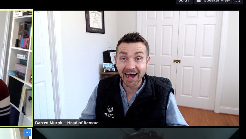 Darren Murph, hjemmekontorsjef i GitLab, på videomøte fra hjemmekontoret. 