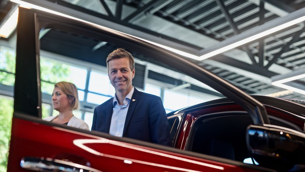 Knut Arild Hareide var tilstede på overrekkelsen av Nissan Leaf nummer 500.000 i Oslo tirsdag 1.9.2020. I bakgrunnen er Norsk elbilforenings leder, Christina Bu.