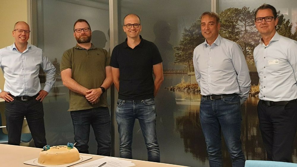 Statens vegvesen har inngått kontrakt med Prodtex Industri. På bildet fra venstre: Tore Askeland (Vegvesenet), Cato Dørum (Vegvesenet), Johannes Veie (Vegvesenet),  Tore Roppen (Prodtex) og Sigbjørn Nordstrand (Prodtex).
