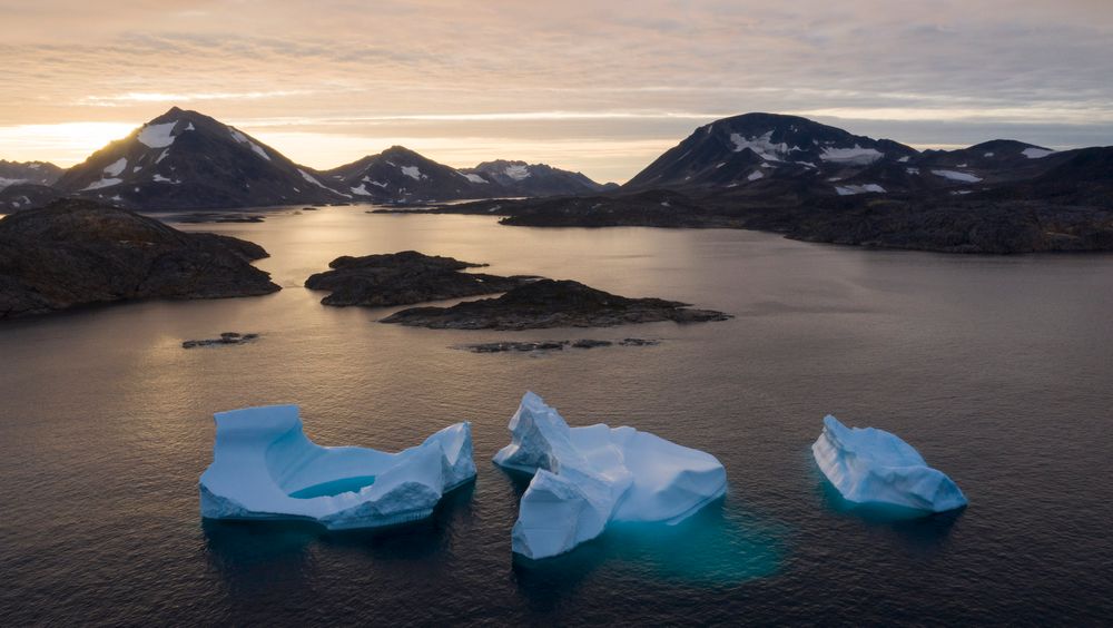 Isblokker i sjøen utenfor Kulusuk på Grønland. Nye tall viser at det forsvant 532 milliarder tonn is på Grønland i fjor, noe som var ny rekord. 