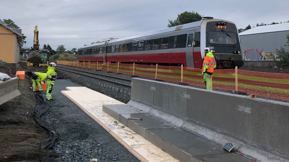 På Ranheim stasjon bygges det for tiden ny plattform for å kunne ta imot de nye 113 meter lange Flirttogene. 