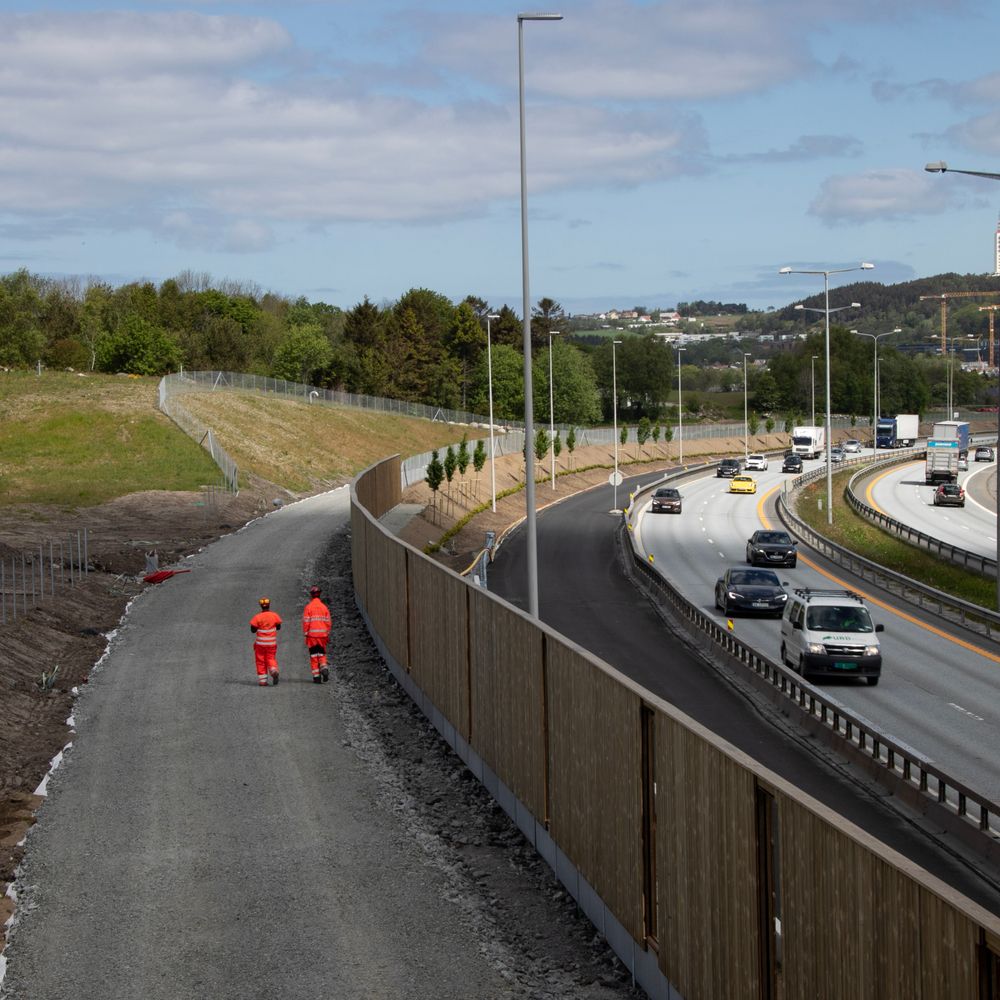 Sykkelveien fra Grannes til Forus, går langs motorveien. Det er også blitt plass til et kollektivfelt på motorveiens sørgående felt. 