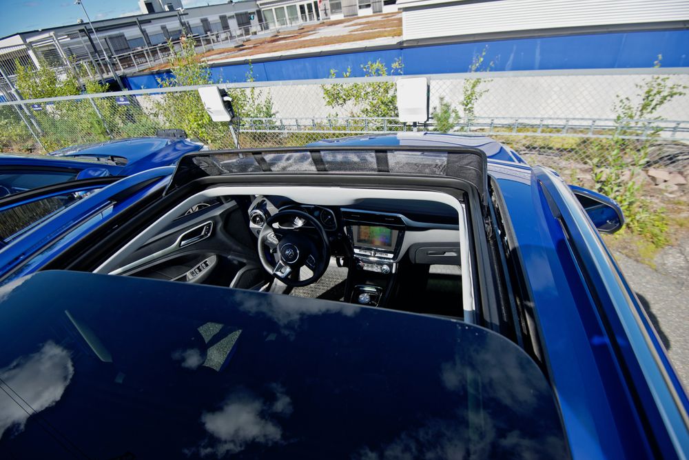 Luksus-utgaven av MG ZS EV har en nokså stor takluke som kan åpnes.