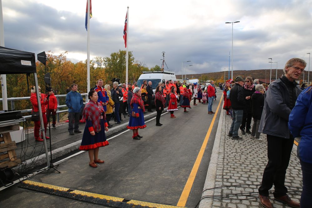 En inponerende åpningsforestilling var stablet på beina av lokalbefolkningen i Tana, gjennomsyret av  at brua er plassert i hjertet av samisk kultur og bosetting.