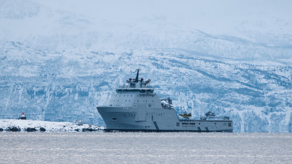KV «Jarl» seiler utenfor Harstad i mars 2020.