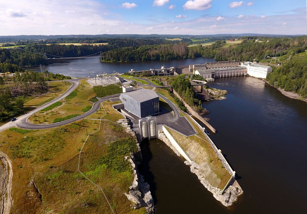 Etter utvidelsen fremstår Vamma kraftverk nærmest som to. Øverst til høyre det gamle kraftverket med til sammen 11 turbiner, i den grå bygningen ligger den tolvte og nyeste turbinen. Dette er Norges største elvekraftverk, med forventet årlig produksjon på 1,6 TWh og en slukeevne på 1485 m3/s.