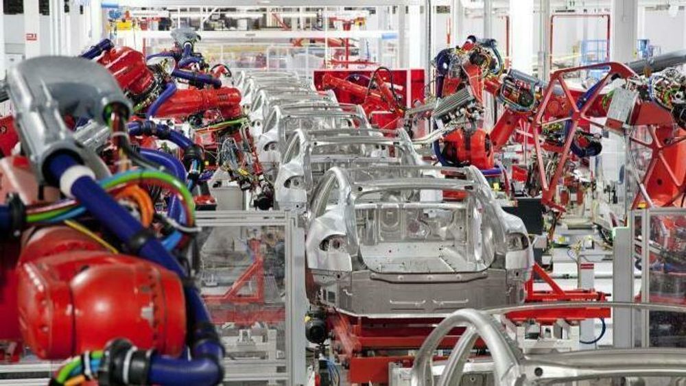 Teslas produksjonslinje er mer eller mindre helautomatisert.