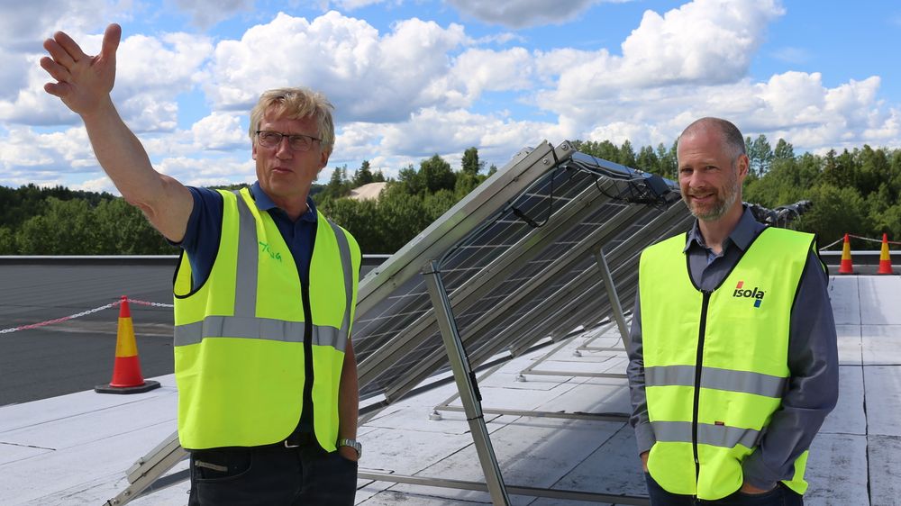 Leder innovasjon i Isola, Jørgen Young, l og avdelingsleder solenergi Sean Erik Foss fra IFE er overrasket over hvor mye pilotanlegget yter første halvår i drift.