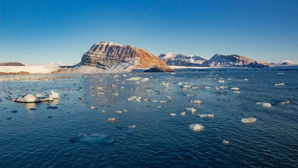 Smeltende is fra isbreer som kalver ut i Kongsfjorden ved Ny-Ålesund på Svalbard. 