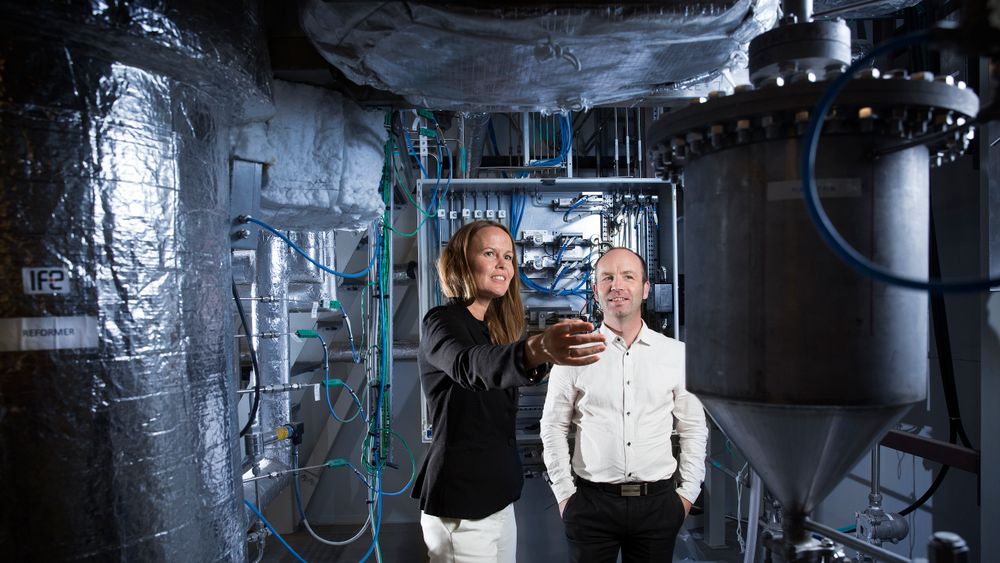 Teknologiens kjerne: I dette testanlegget har teknologidirektør Arnstein Norheim og administrerende direktør Kathrine K. Ryengen fått verifisert prosessene for å produsere ren hydrogen og ren CO2 fra naturgass eller biogass.