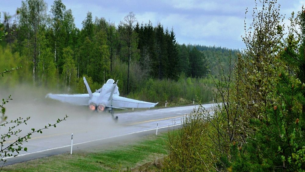 Finsk F/A-18C Hornet tar av fra en såkalt vägbas.