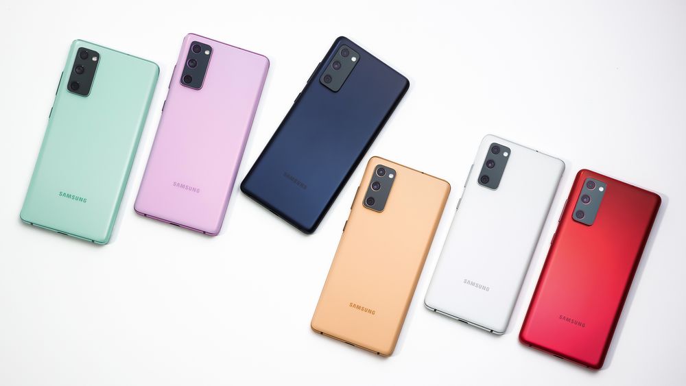 Fargerikt: Samsung S20 FE kommer i hele seks farger, selvfølgelig med navn som en markedsfører har tenkt ut: Cloud Mint, Cloud Lavender, Cloud Navy, Cloud Orange, Cloud White og Cloud Red.