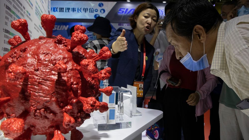 En ansatt svarer på spørsmål om koronavaksinen som utvikles av det kinesiske selskapet CNBG, under en messe i Beijing i begynnelsen av september.