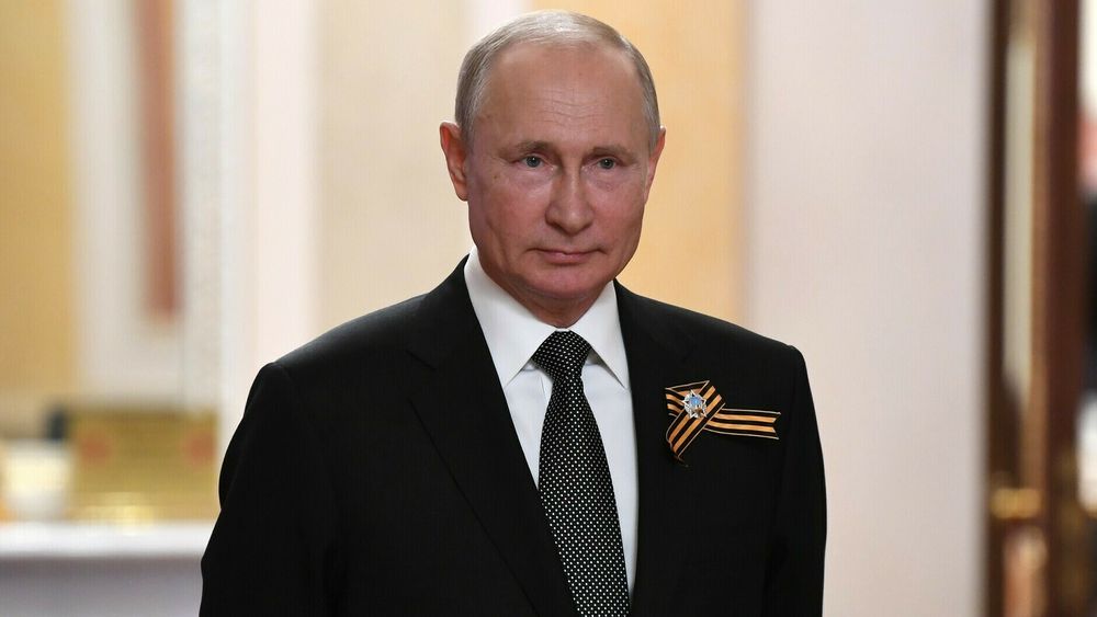 Russlands president, Vladimir Putin, har kommet med et tilbud til USA om å samarbeide om informasjonssikkerhet. Her er han fotografert i sommer i forbindelse med paraden som markerte 75-årsjubileet for seieren i den andre verdenskrig.