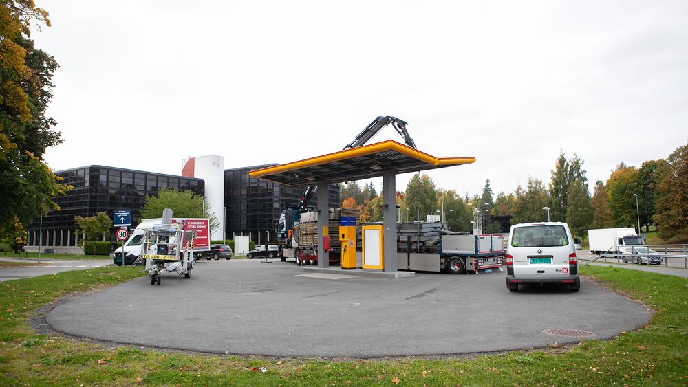 I helgen startet rivingen av hydrogenfyllestasjonen på Kjørbo. 