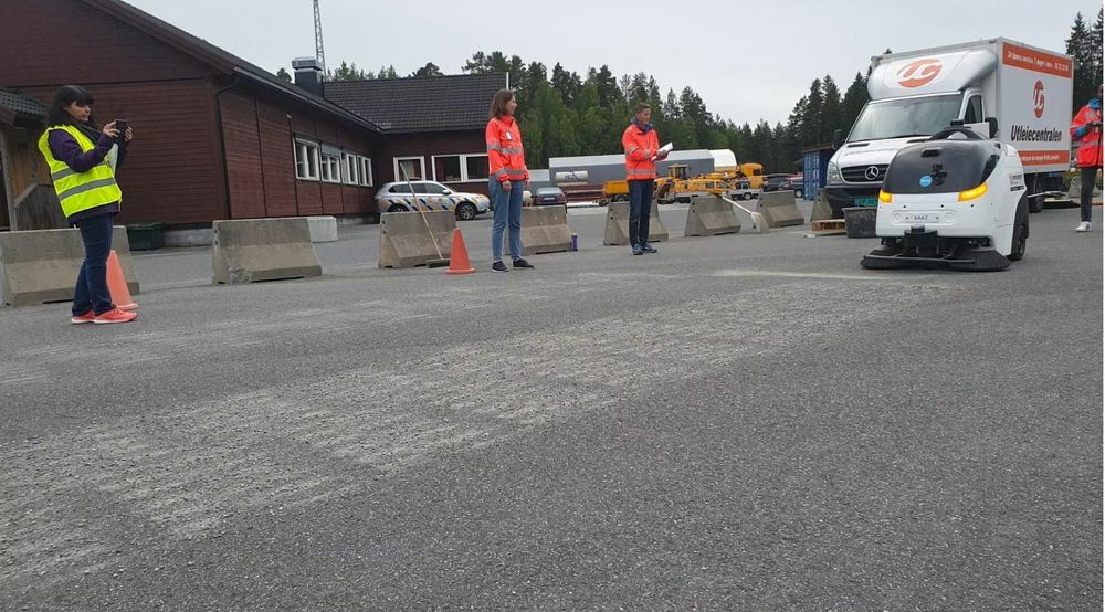 Sintef-forsker Isabelle Roche Cerasi (t.v.) dokumenterer Statens Vegvesens tester og skal senere se på hvordan folk reagerer på en så stor «robotstøvsuger» i tjeneste.