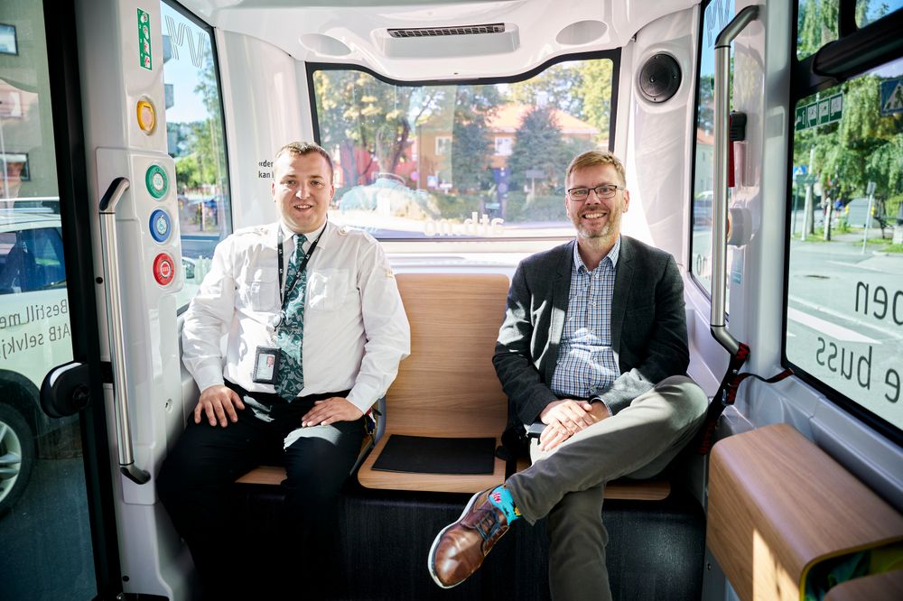 PLASS TIL 12: Bussen har seks seter og like mange ståplasser. Utviklingsdirektør Andreas Enge (t.h.) sier at det er like viktig for AtB å skaffe informasjon om passasjerenes opplevelse av kjøreturen som å teste bussens tekniske egenskaper.