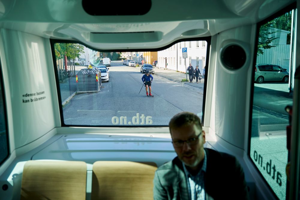 HOLD PÅ HATTEN: Bussen testes ut i et område med ganske sammensatt trafikk. Syklister og andre myke trafikanter som kommer for nær, er blitt et problem fordi det fører til at bussen bråbremser.