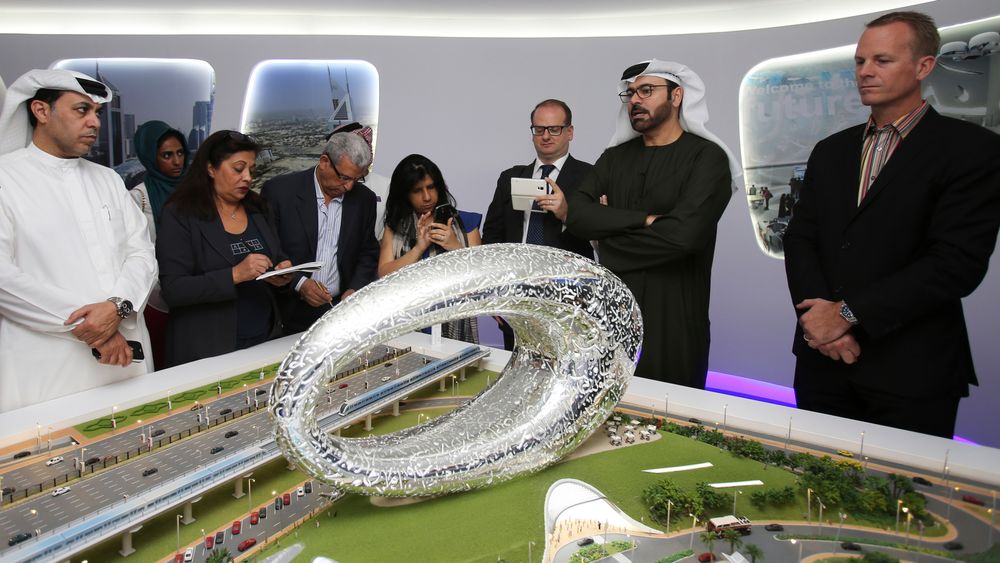 Arkitekt Shaun Killa (til høyre) architect Shaun Killa under en prisutdeling i Dubai 2015, der byggdesignet vant en av sine etter hvert mange priser.