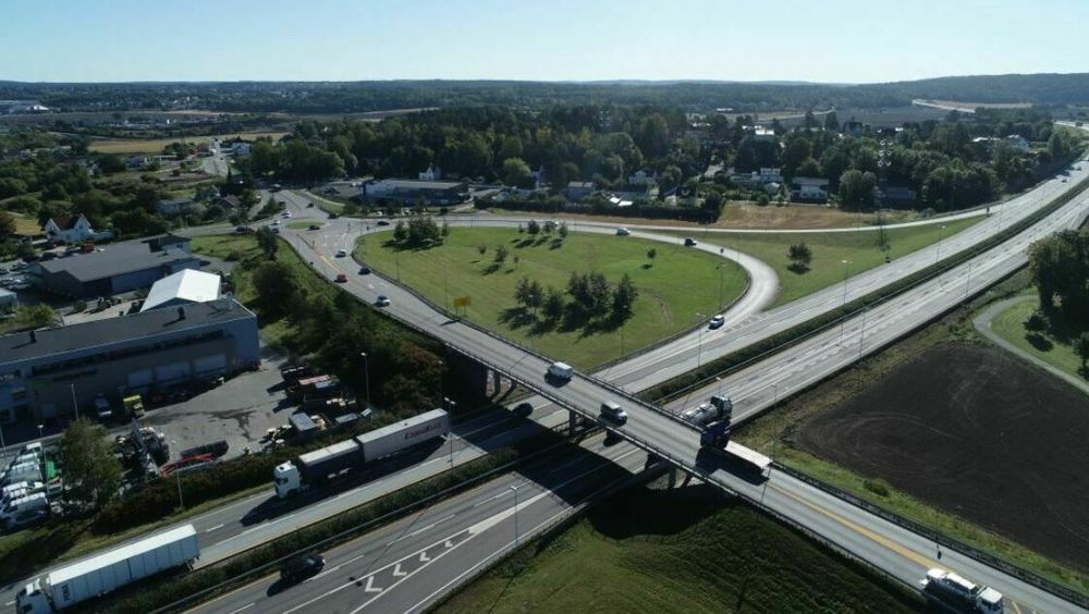 Det skal bygges parallell til Årum bru på riksvei 22 over E6 mellom Fredrikstad og Sarpsborg. Den nye parallellen bygges 15-20 meter sør for dagens bru (foran på bildet), og dermed får Årum bru fire felt pluss gang- og sykkelvei.