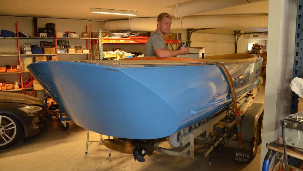 Prosjektingeniør Markus Limseth i en båt som nettopp har fått elektrisk motor.