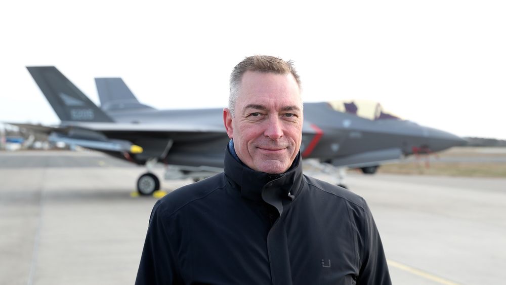 Ifølge forsvarsminister Frank Bakke-Jensen ligger det an til at Norge selger F-16-flyene neste år. Her er han foran etterkommeren F-35A.