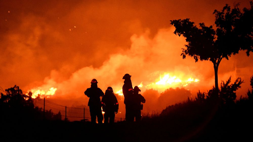 Brannvesenet i Los Angeles fylke holder øye med skogbrannen mens den beveger seg gjennom Juniper Hills i California 19. september 2020.