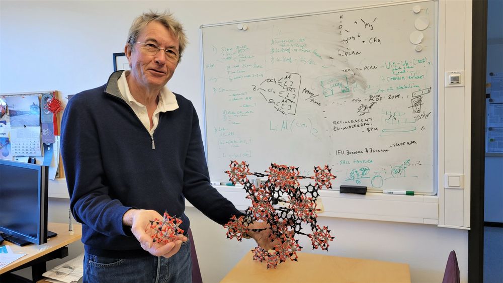 Professor Karl Petter Lillerud viser fram en modell av den litiumseparerende MOF-en som han har bygget selv i kjemikernes variant av Lego. 