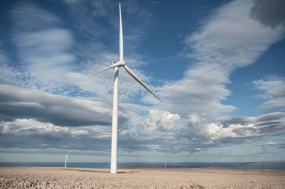 Varanger Kraft fikk opprinnelig konsesjon på bygging av 200 MW vindkraft. 50 MW er bygget ut. 100 MW ble trukket tilbake etter et Stortingsvedtak 19.juni 2020. Det er anket og vil trolig få medhold ettersom det er regional oppslutning og politisk stemning for det. 
