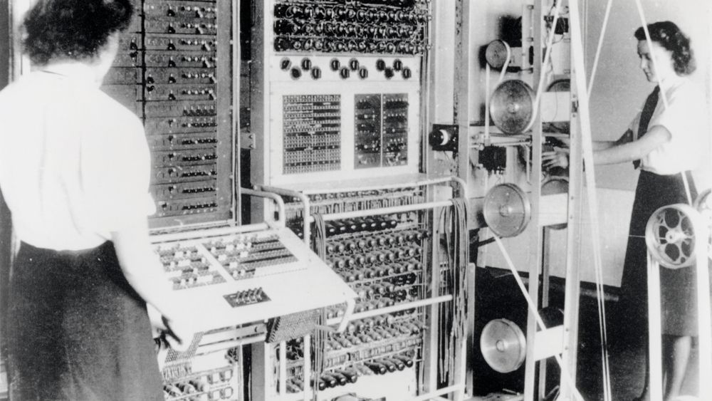 Kodeknekker-datamaskinen Colossus Mark 2, fotografert i 1943, ble utviklet ved Bletchley Park. De fleste av de ansatte ved anlegget var kvinner.