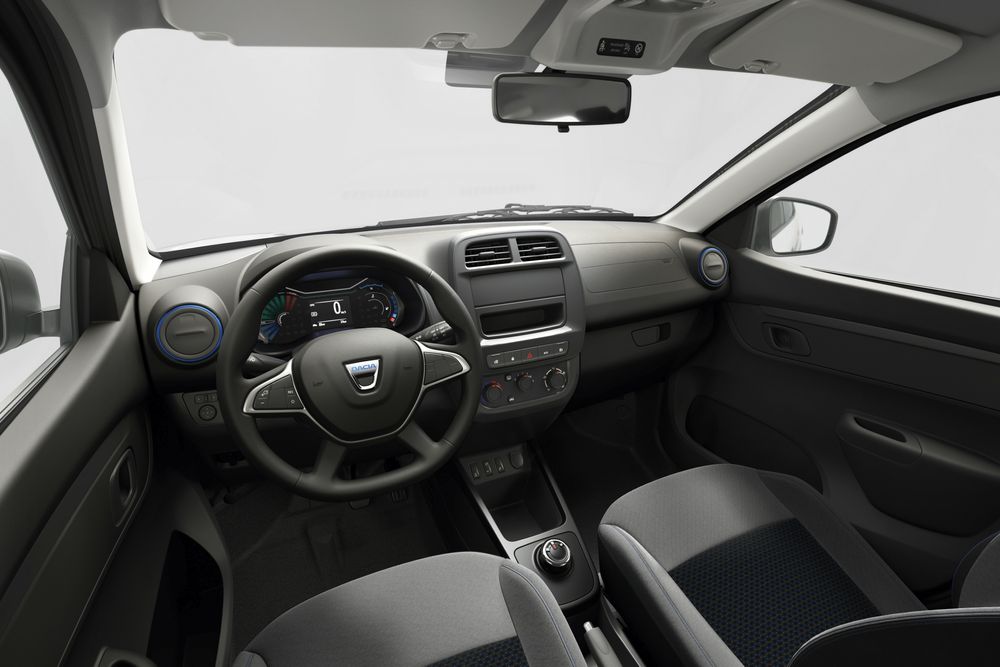 Basisutgaven av Dacia Spring Electric er sparsommelig utstyrt, uten klimaanlegg og infotainmentsystem.