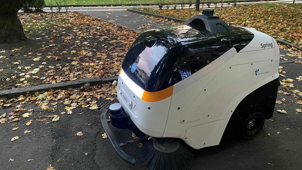 Fredag morgen testes den autonome feiemaskinen for første gang på Olaf Ryes plass i Oslo. 