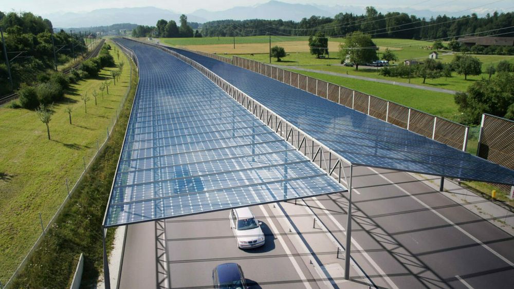 Solceller kan bygges over motorveiene i Tyskland og Østerrike. Slik kan de komme til å se ut.