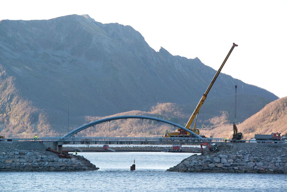 Den 45 meter lange stålbrua sett innerst fra fjorden og utover. Brudekket er støpt på plassen, mens buene ankom med lekter i august.  