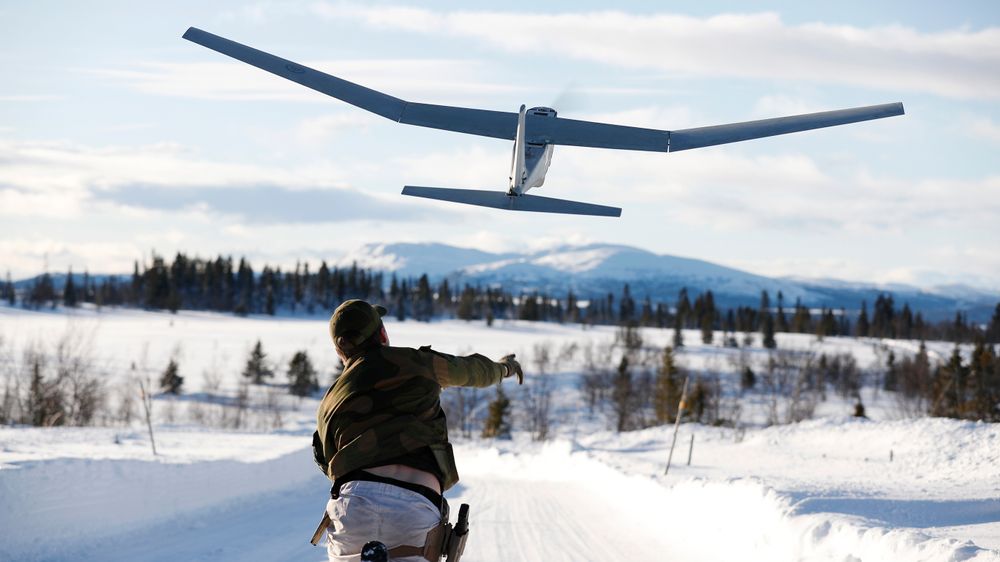 Soldat fra Telemark bataljon sender ut en Puma-drone under en vinterøvelse i Gausdal i februar 2020.