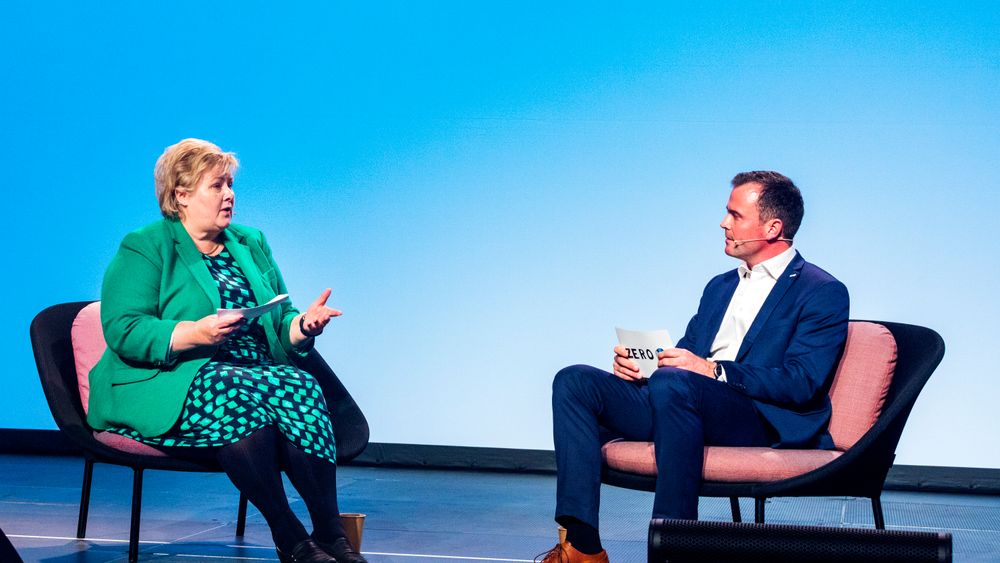 Statsminister Erna Solberg i samtale med Zero-leder Marius Holm under Zerokonferansen i 2018.