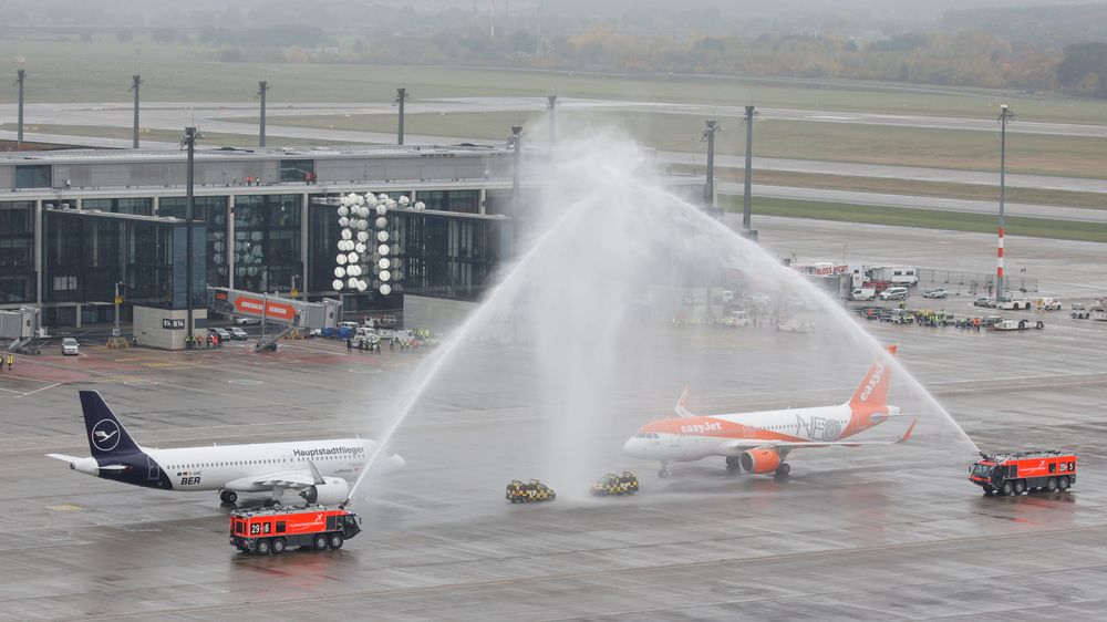 Flyplassen i Berlin er endelig åpen, med en kostnad som er mer enn tre ganger det opprinnelige anslaget.