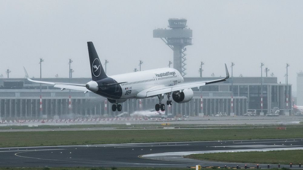 LH2020 lander på Berlins nye lufthavn.