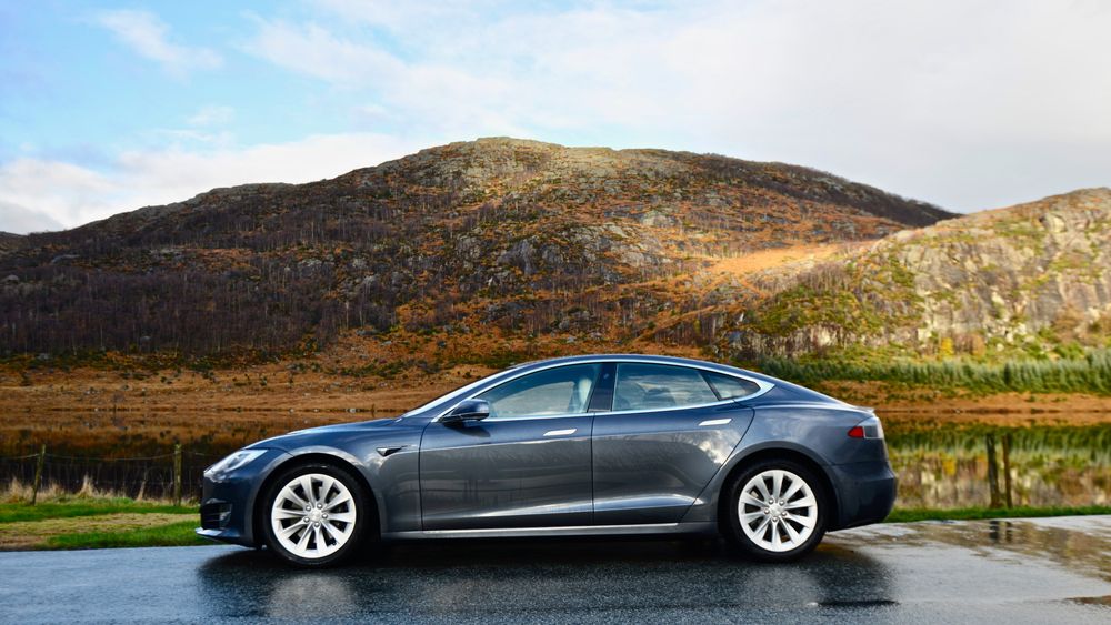 Nyere Tesla Model S er blant bilene som kan få tilgang til den nye FSD-programvaren. Her står bilen i Gjesdal kommune.