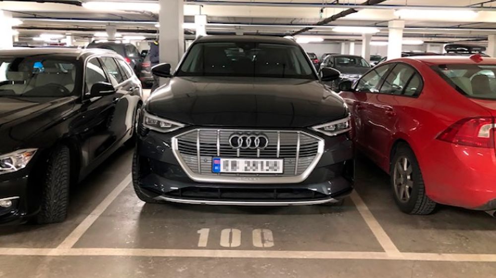 En Audi E-tron på parkeringsplassen til Inger-Lise Valbrek.