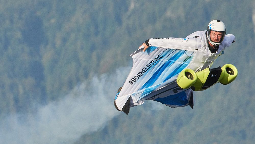 Stuntmann Peter Salzmann tok på seg flyvedrakten og nådde en fart på 300 km/t ved hjelp av el-motorene.