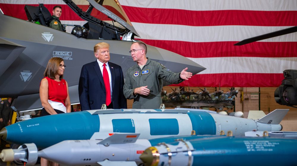 President Donald J. Trump briefes om ei bombelasten som kan bæres av en F-35A under et besøk på flybasen Luke i 2018. Her er det for øvrig også sju norske fly og det er her norsk personell får sin opplæring.