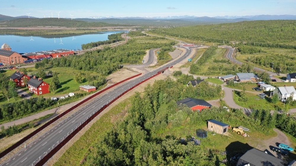 En rødfarge hentet fra jernmalmen som utvides i Kiruna, er gjennomgangsdekor på den nye E10 som nå er tatt i bruk.
