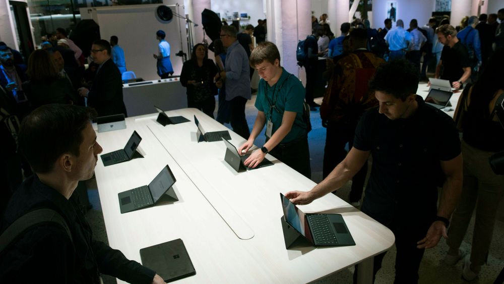 Surface Pro X, under en tilstelning i New York da Microsoft lanserte sin Arm-baserte maskin i fjor høst. Nå får slike maskiner «ekte» og native Photoshop.